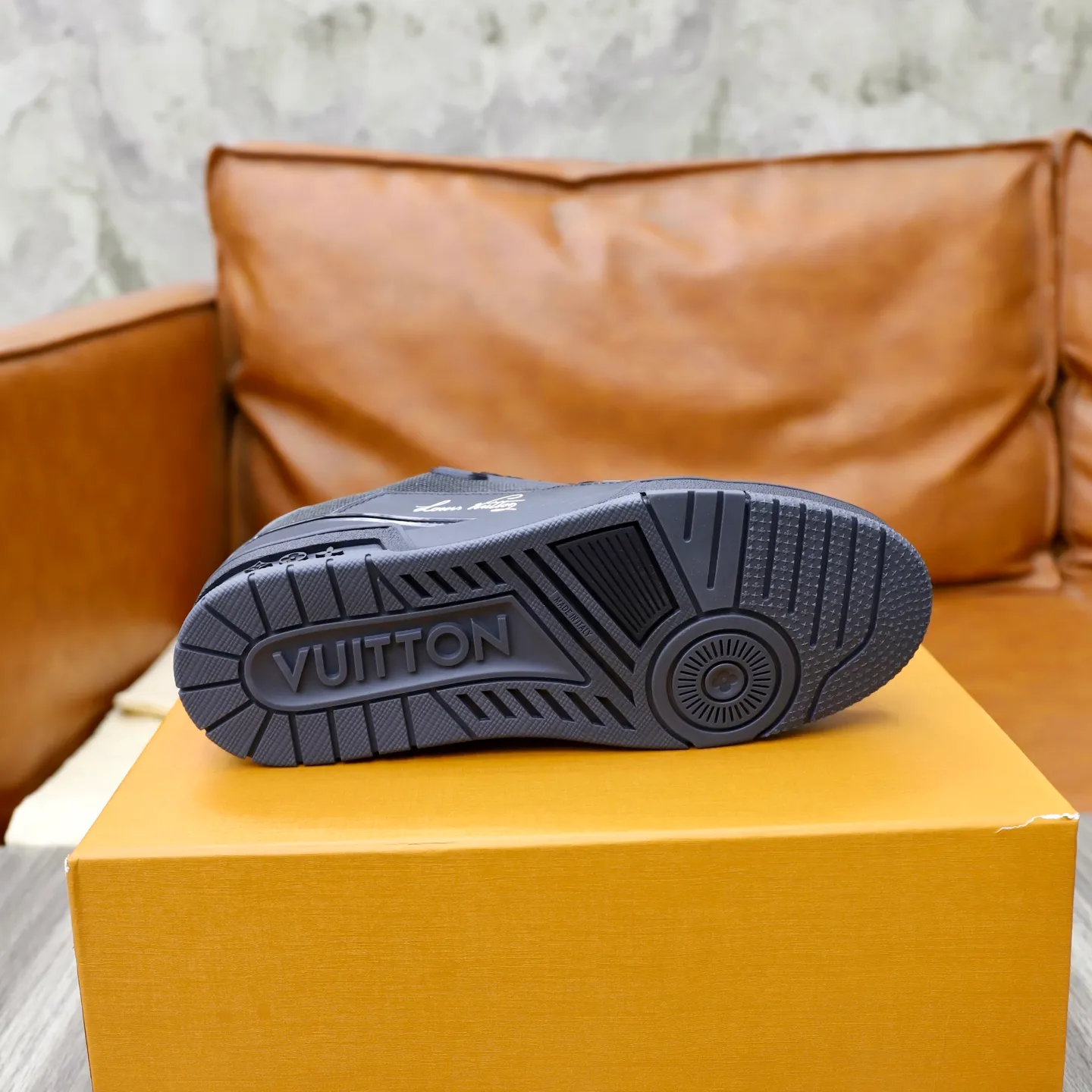 Ex-factory price: 780💰Original development, quality shipping, welcome to compare ❥❥❥❥❥❥LV sneaker series LV Trainer Maxi sneakers introduce the loose silhouette of the ready-to-wear series into the LV Trainer sneaker design written by Virgil Abloh, making an eye-catching appearance in the spring and summer men's wear shows. The cow leather upper is combined with rough fabric laces, and colorful beading highlights the brand's classic elements. LV letters mark the tongue and Monogram floral outsole. Mixed materials Made of first-layer cowhide, wrapped in imported custom-printed denim, thick shoelace design, large Monogram print on the side, "lv 54" badges on the tongue and heel, rubber outsole decorated with Monogram flowers, mesh lining and cotton feet, the comfort is as extreme as ever, premium heritage, quality first, worth owning! Size: 35-40 for women, 39-44 for men (custom-made sizes 38 and 45 are non-refundable)